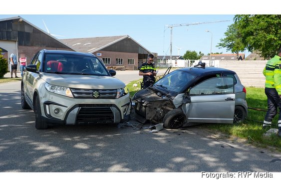 Persoon gewond na botsing tussen personenauto en brommobiel