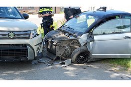 Persoon gewond na botsing tussen personenauto en brommobiel