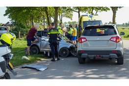 Persoon gewond na botsing tussen personenauto en brommobiel