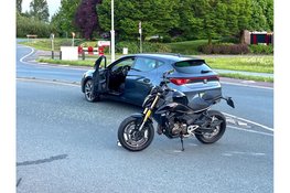 Auto en motor botsen op N307