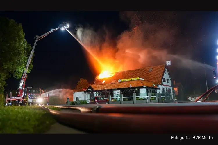 Uitslaande brand in restaurant Wijdenes, leuzen op muren geschreven