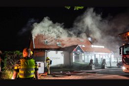 Uitslaande brand in restaurant Wijdenes, leuzen op muren geschreven