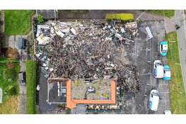 Drone foto's laten schade restaurant waar leuzen op de muur zijn geschreven goed zien