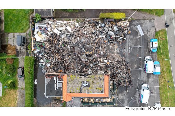 Drone foto's laten schade restaurant waar leuzen op de muur zijn geschreven goed zien