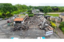 Drone foto's laten schade restaurant waar leuzen op de muur zijn geschreven goed zien
