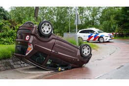 Brommobiel vliegt over de kop in Hoogkarspel