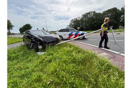 Automobilist rijdt tegen lantaarnpaal op de N506 in Hem