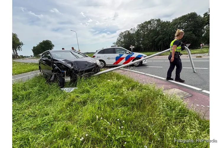 Automobilist rijdt tegen lantaarnpaal op de N506 in Hem