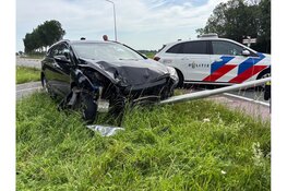 Automobilist rijdt tegen lantaarnpaal op de N506 in Hem
