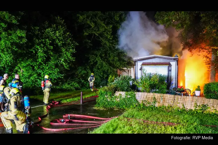 Blikseminslag zorgt voor felle brand in bungalowwoning in Venhuizen