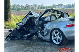 Porsche total loss na botsing tegen boom in Venhuizen