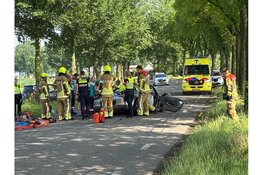 Porsche total loss na botsing tegen boom in Venhuizen