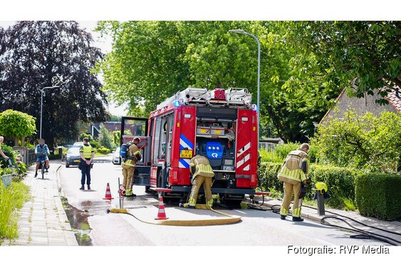 Coniferenhaag vliegt in brand bij woning in Westwoud