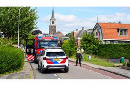 Coniferenhaag vliegt in brand bij woning in Westwoud