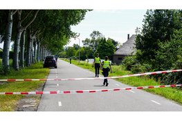 Politie verricht onderzoek na aantreffen overleden persoon in sloot