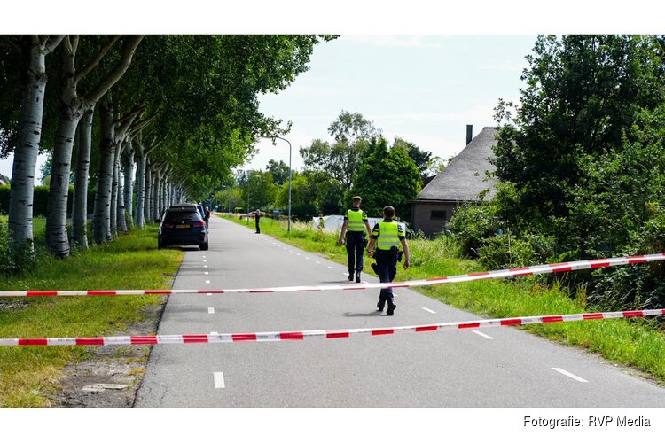 Politie verricht onderzoek na aantreffen overleden persoon in sloot
