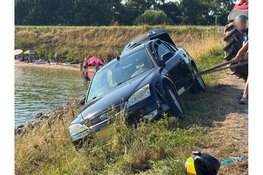 Spannende momenten voor inzittenden auto op de Zuiderdijk in Wijdenes, trekker haalt auto omhoog