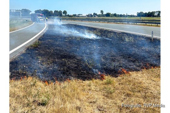 Forse bermbrand langs de Westfrisiaweg N307 in Westwoud, afrit enige tijd afgesloten