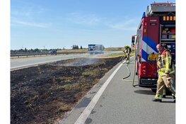 Forse bermbrand langs de Westfrisiaweg N307 in Westwoud, afrit enige tijd afgesloten