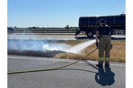 Forse bermbrand langs de Westfrisiaweg N307 in Westwoud, afrit enige tijd afgesloten