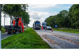 N307 deels afgesloten nadat slachtafval uit vrachtwagen op weg beland