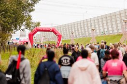 Duizenden roze stappen tussen Amsterdam en Zaandam tijdens hartverwarmende 22e Dam tot Dam Wandeltocht voor Pink Ribbon