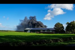 Grote uitslaande brand in kas aan Jongeweer in Wijdenes: zwarte rook vanaf Hoorn te zien