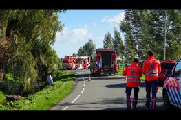 Grote uitslaande brand in kas aan Jongeweer in Wijdenes: zwarte rook vanaf Hoorn te zien