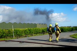 Grote uitslaande brand in kas aan Jongeweer in Wijdenes: zwarte rook vanaf Hoorn te zien