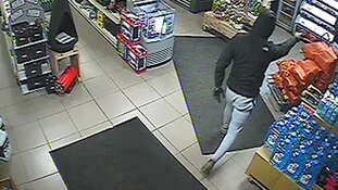 Lelystad/Hem - Gezocht - Overvallen op woning Hem en tankstation Lelystad