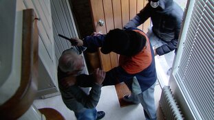 Lelystad/Hem - Gezocht - Overvallen op woning Hem en tankstation Lelystad