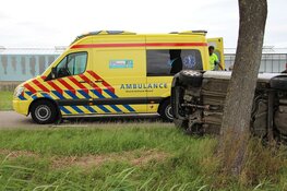 Auto op zijn kant in Hem