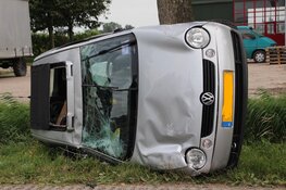 Auto op zijn kant in Hem