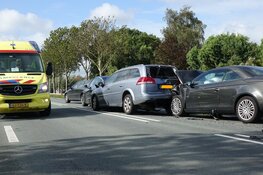 Kettingbotsing op N506: gewonden naar ziekenhuis