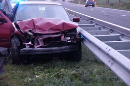 Auto tegen vangrail op Westfrisiaweg