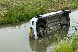 Auto in de sloot langs Westfrisiaweg