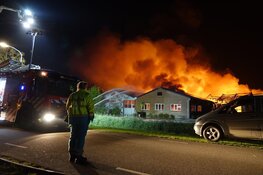 Grote brand verwoest loodsen in Hem