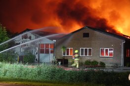 Grote brand verwoest loodsen in Hem