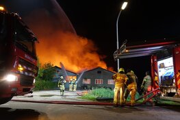 Grote brand verwoest loodsen in Hem