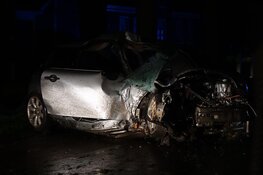 Bestuurder knalt met auto tegen boom in Westwoud, motor uit auto gevlogen