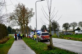 Auto te water in Schellinkhout: getuigen schieten te hulp