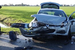 Auto te water na botsing in Venhuizen