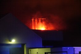 Uitslaande brand bij visbedrijf in Enkhuizen: één gewonde