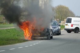 Auto vliegt in brand in Lutjebroek
