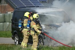 Auto vliegt in brand in Lutjebroek