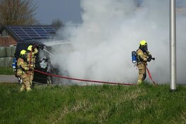 Auto vliegt in brand in Lutjebroek