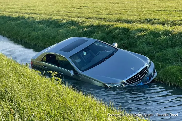 Taxi belandt in sloot bij Venhuizen