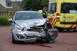 Veel schade bij botsing met drie voertuigen in Hem
