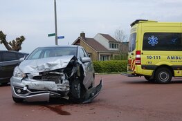 Veel schade bij botsing met drie voertuigen in Hem