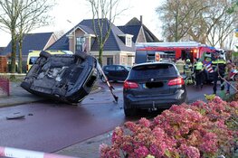 Auto op de zijkant na ongeval in Hoogkarspel